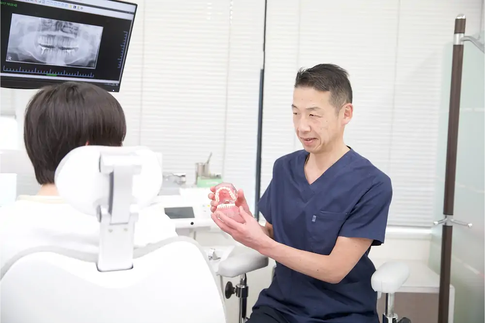 患者に説明する先生の画像