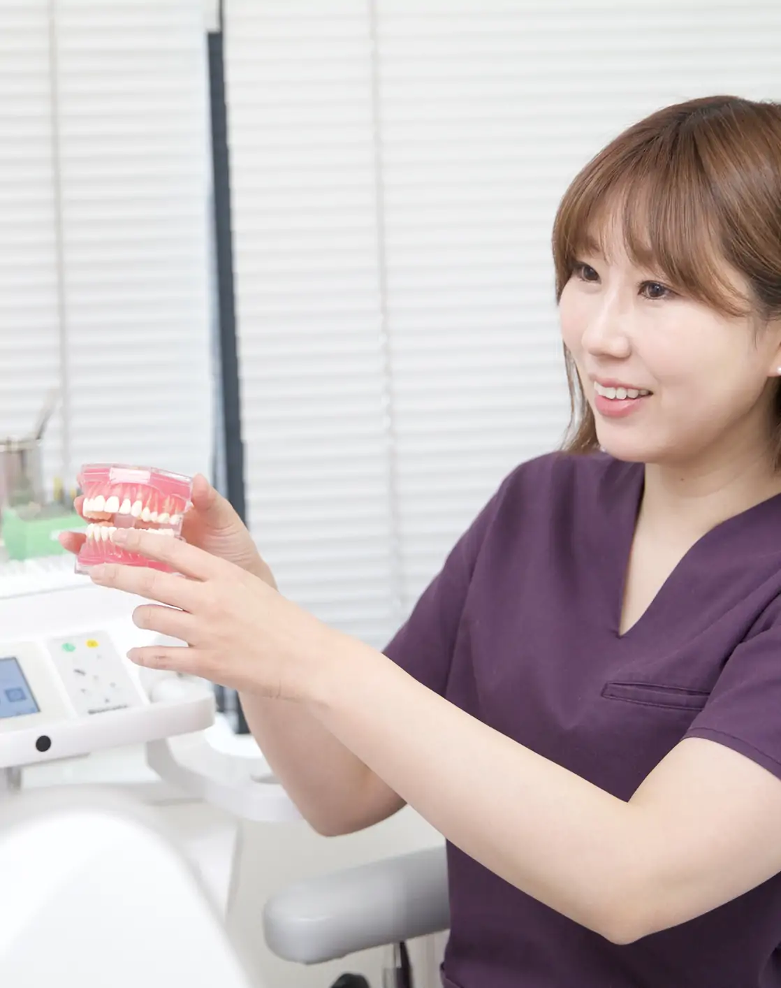 女性医師が説明している画像