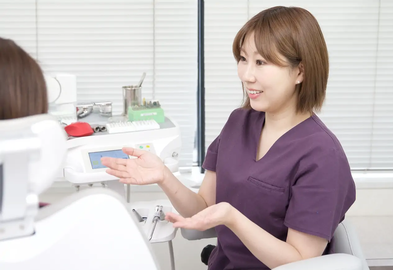 患者に説明する女性