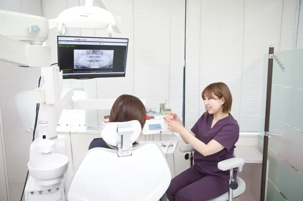 レントゲン画像を説明する診療風景
