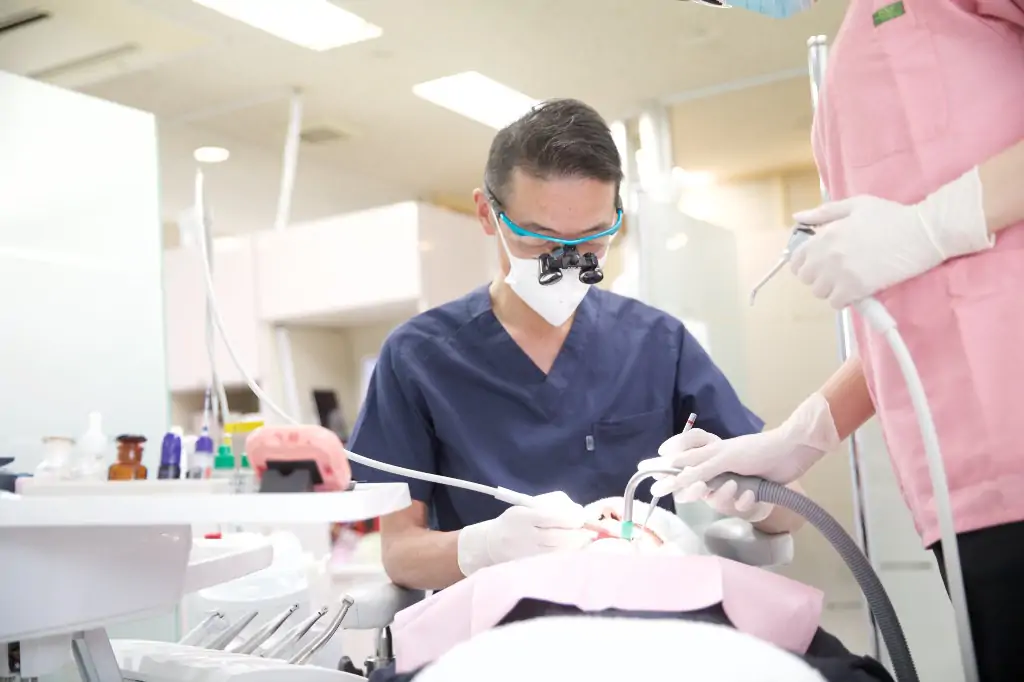 拡大鏡を用いた歯周病治療