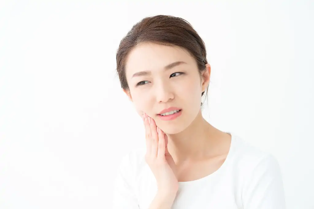 歯の痛みを訴える女性